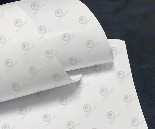 Por que o papel revestido leve é tão popular?