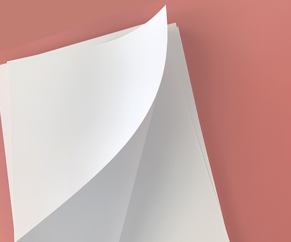 Papel brilhante vs fosco: como escolher o papel de impressão certo para o seu projeto