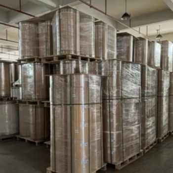 Dentro do papel dourado: da linha de produção à entrega global