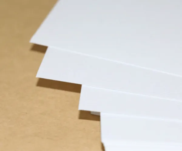 Quais propriedades de papel afetam a variação de cor na impressão?